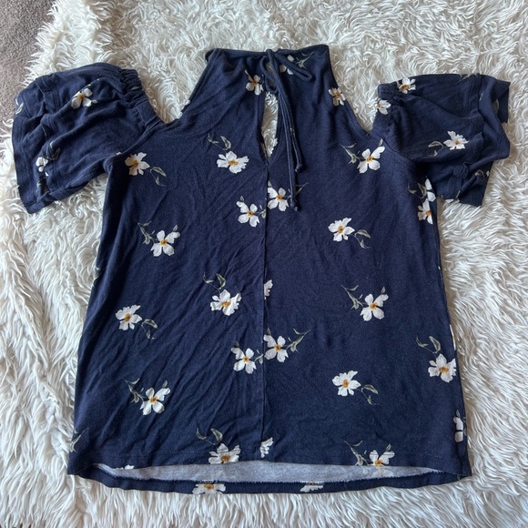 Open shoulder shirt - Picture 2 of 3